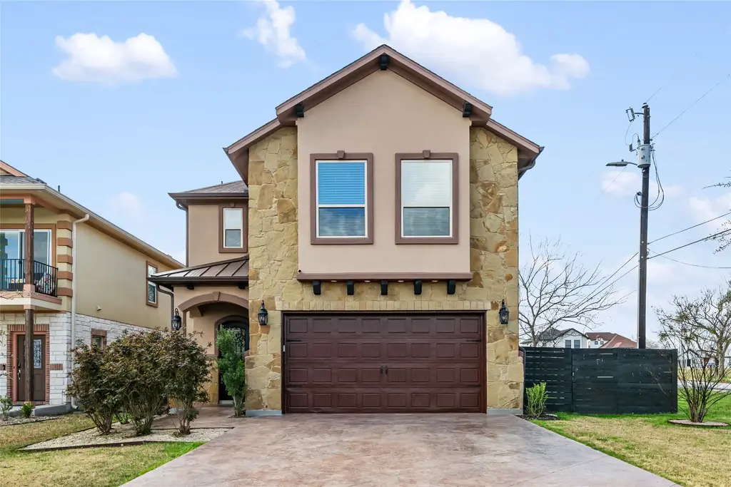600 Samaripa Street, Manor
