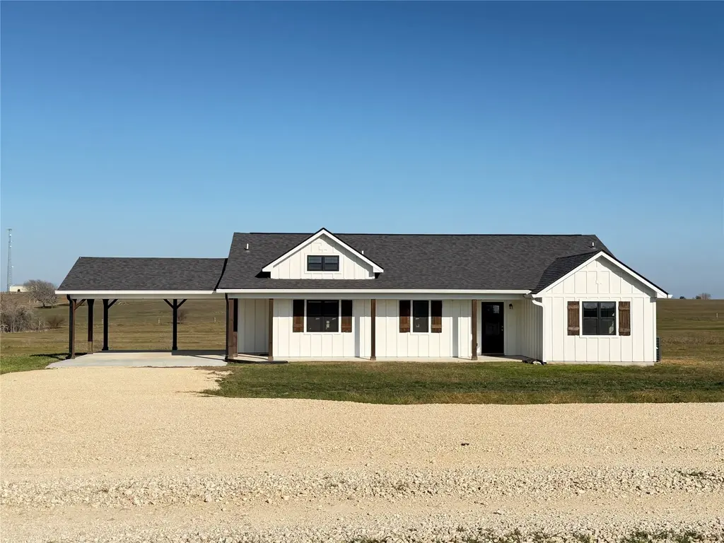 1742 Martinez Road, Yoakum