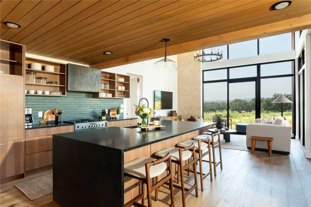 9361 W Us Highway 290 Bluebonnet, Hye