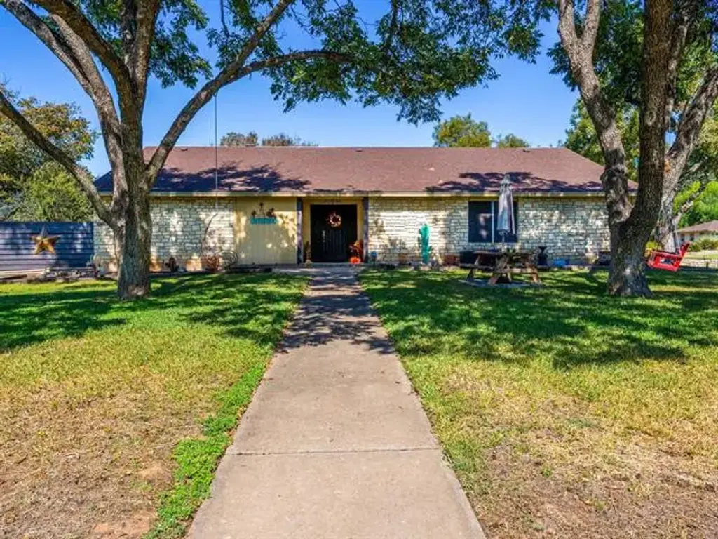 252 Meadowlakes Drive, Meadowlakes
