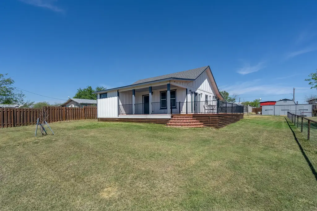 302 N Austin Street, Coupland