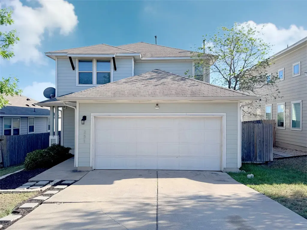 251 Triumph Road, Buda