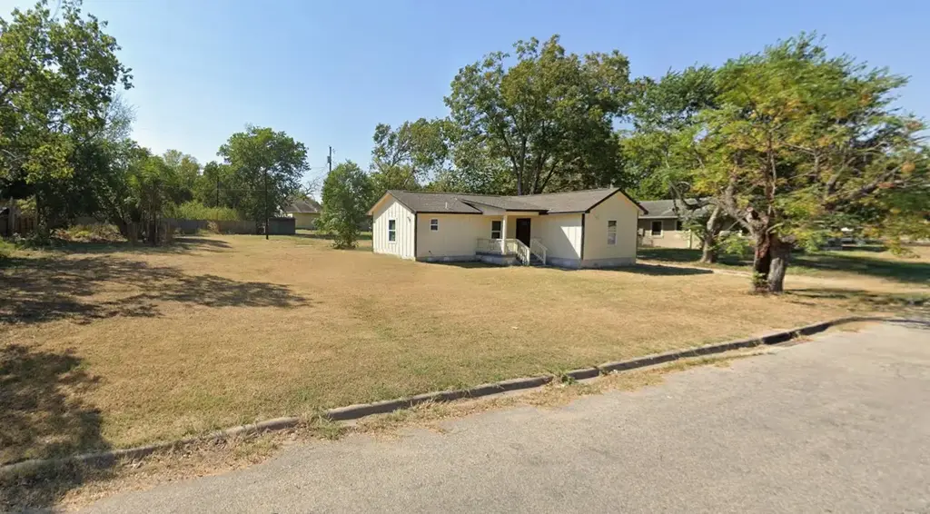 904 E Austin Street, Luling