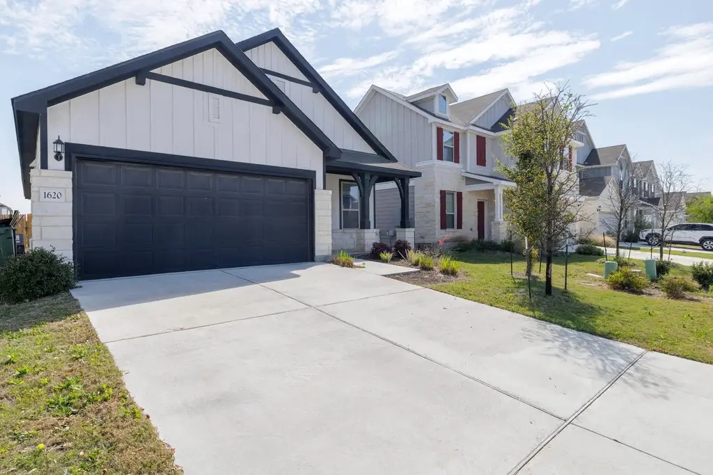 1620 Holly Lake Drive, Leander