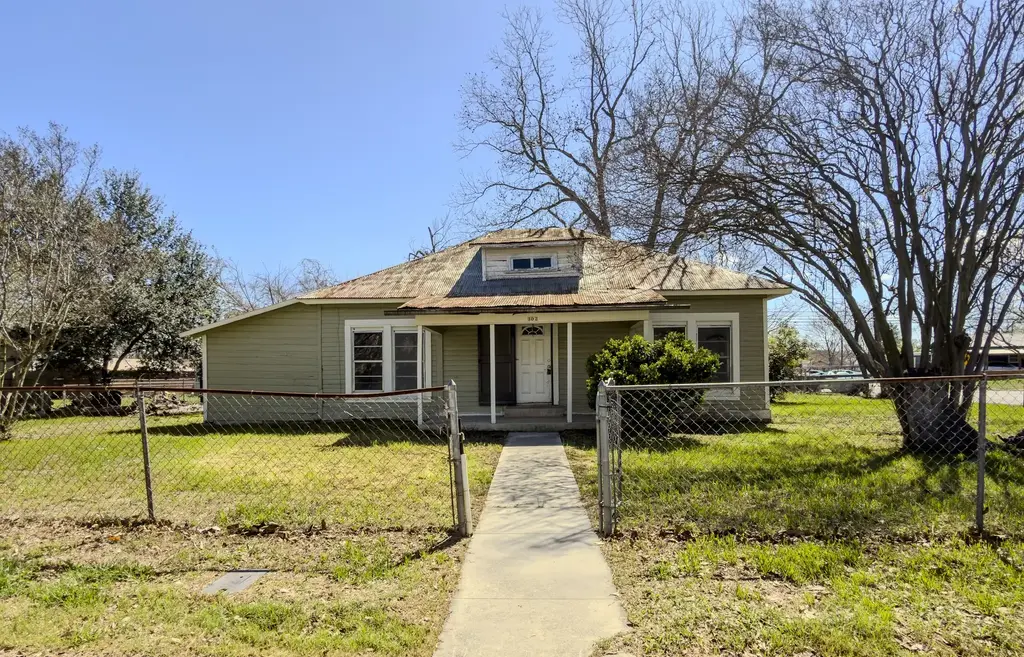 302 E Crockett Street, Luling