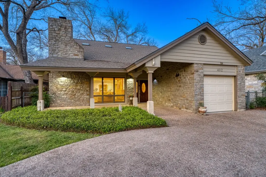 402 Meadowlakes Drive, Meadowlakes