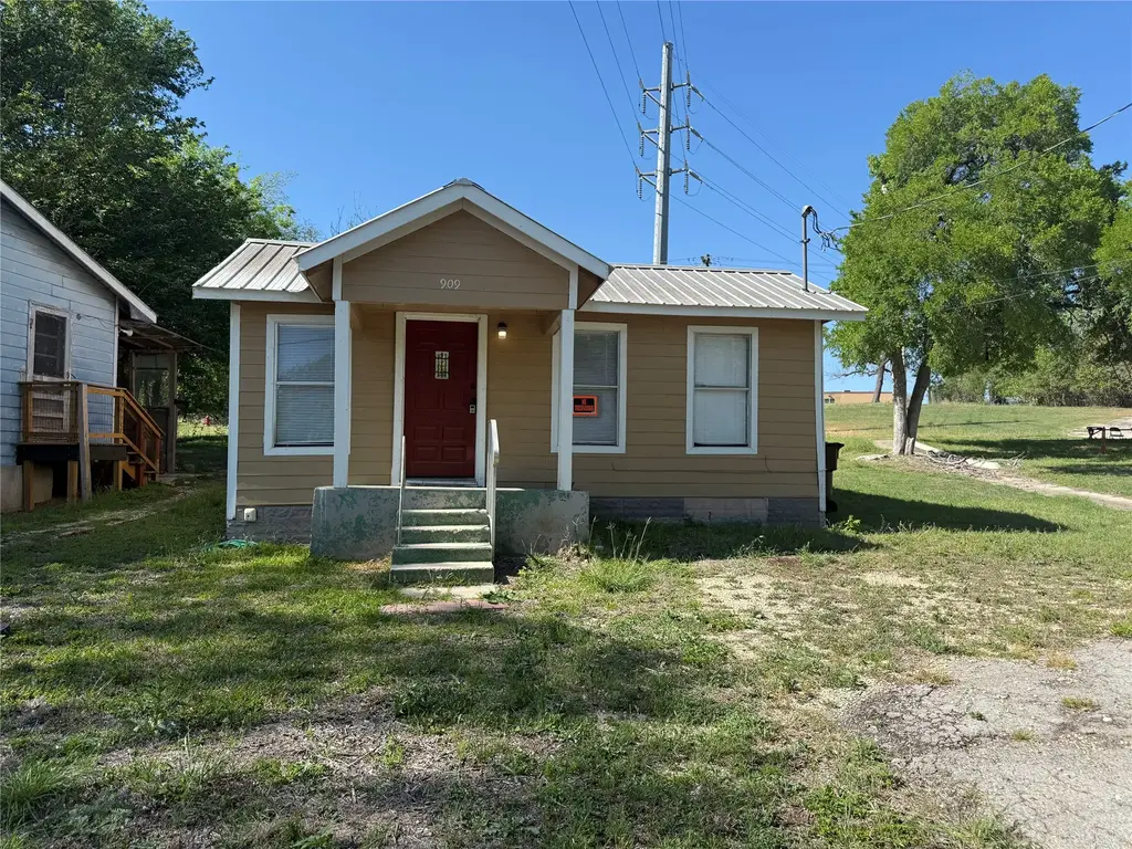 909 E Market Street, Lockhart