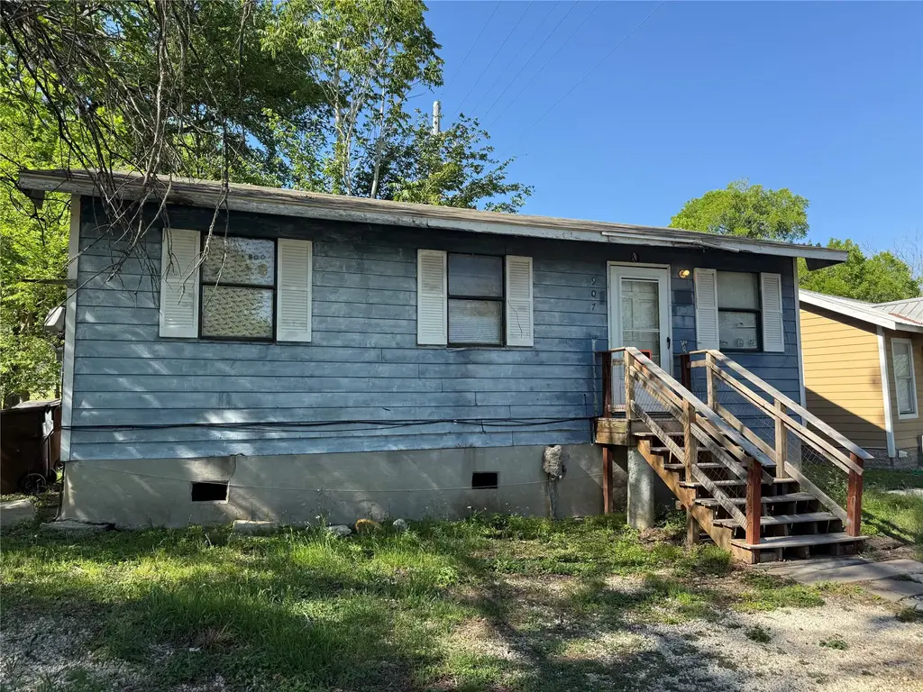 907 E Market Street, Lockhart