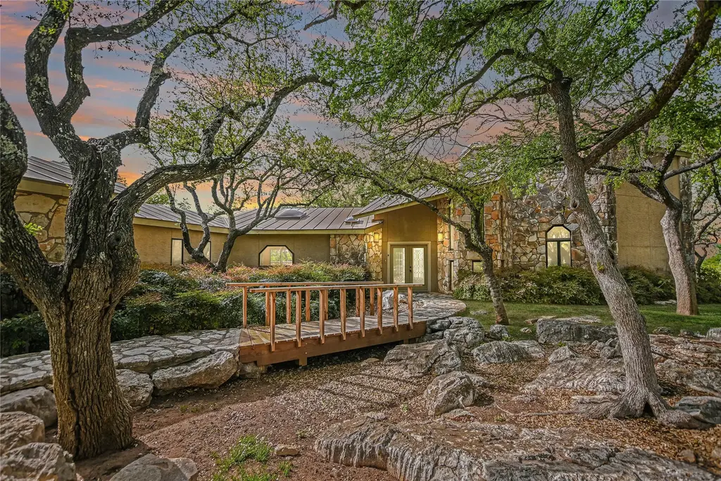900 Sharp Rock, Horseshoe Bay