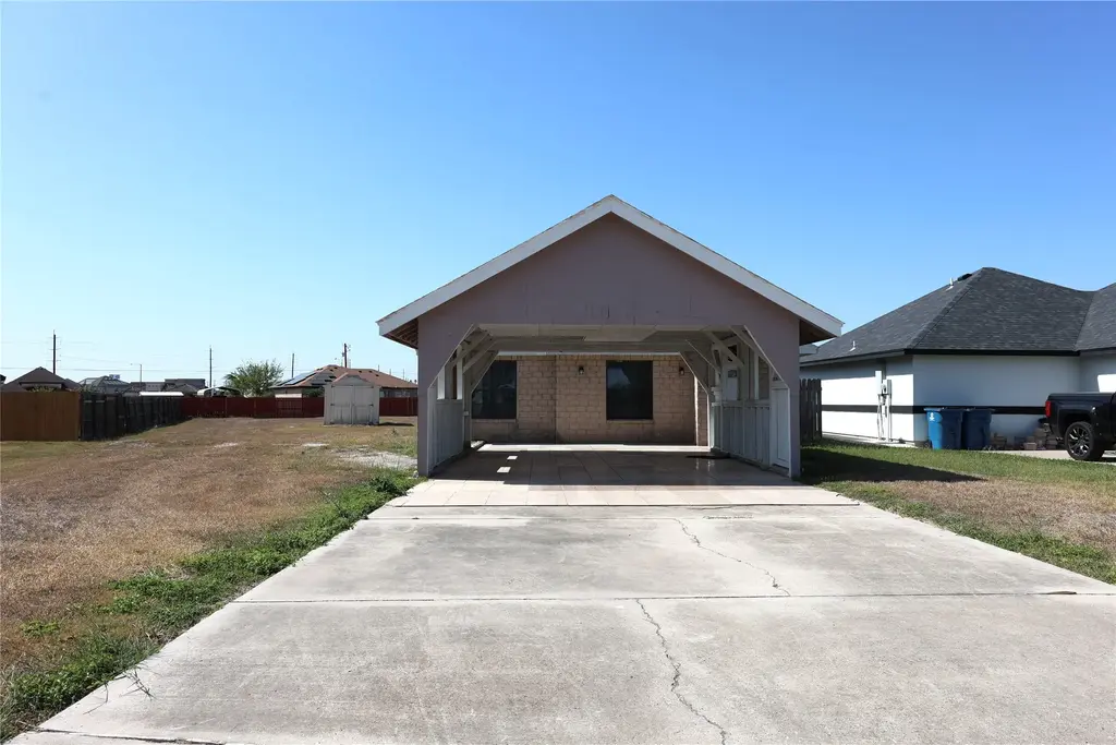 1041 Pasto Drive, Los Fresnos