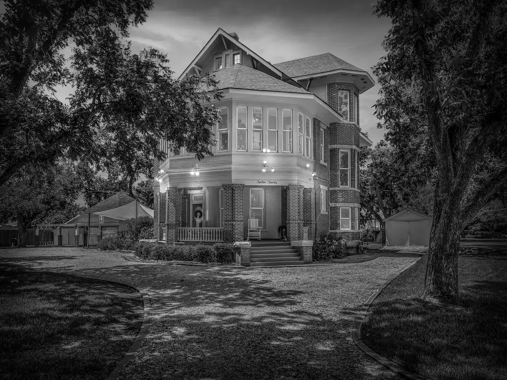 1220 W Lake Drive, Taylor