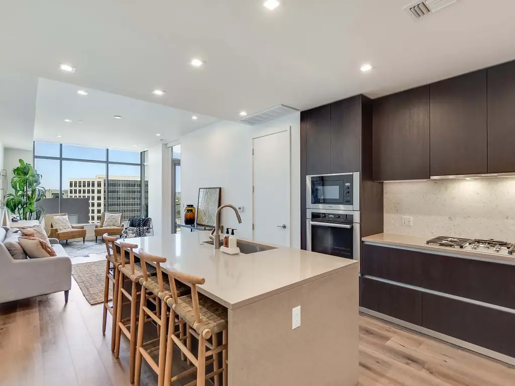 501 West Avenue 2002, Austin