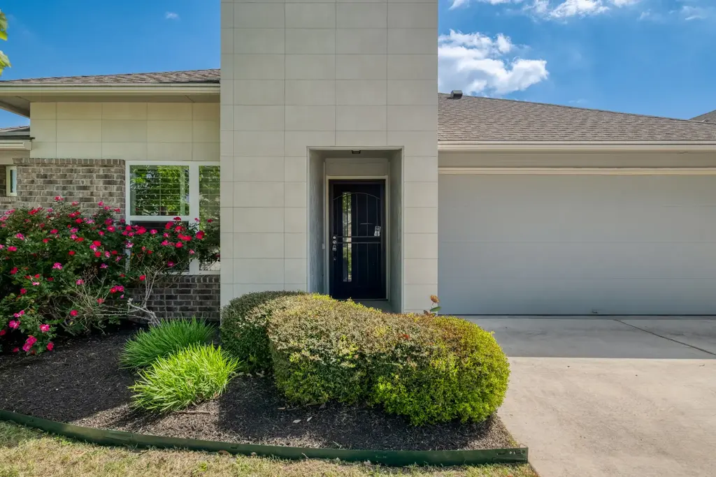 16400 Fetching Avenue, Manor