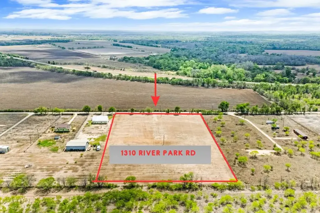 1310 River Park Road, Luling