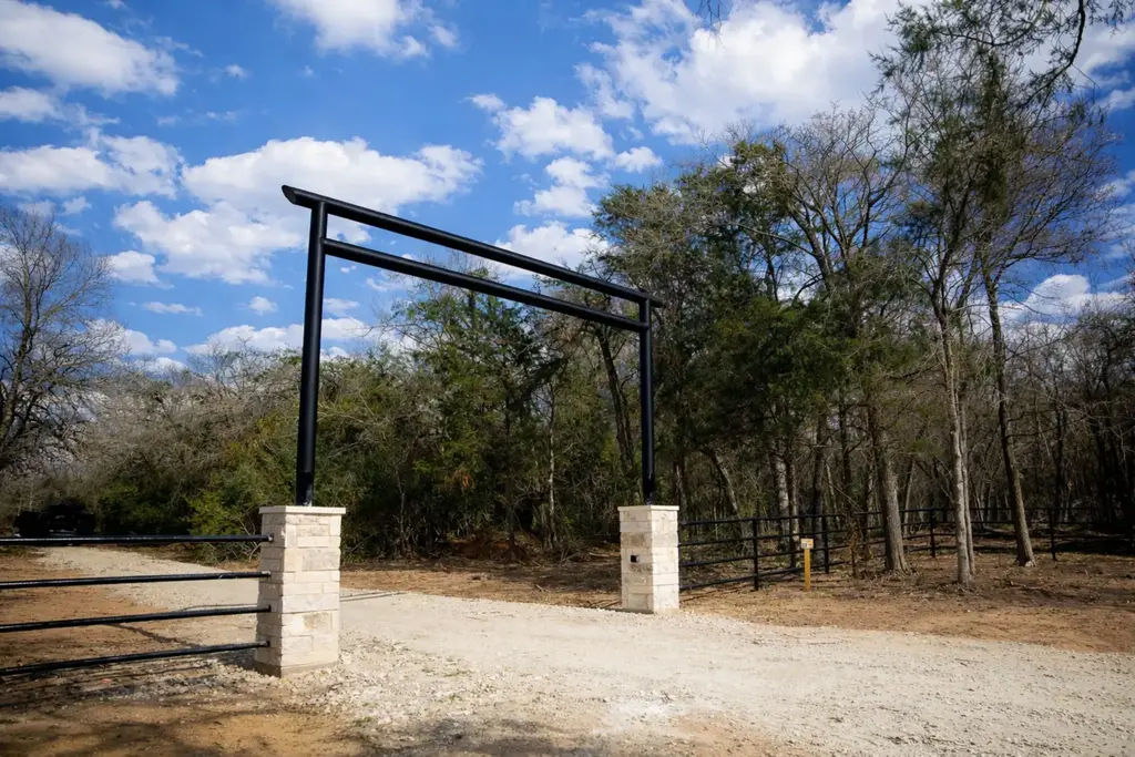 12320 Red Hill Road, Hearne