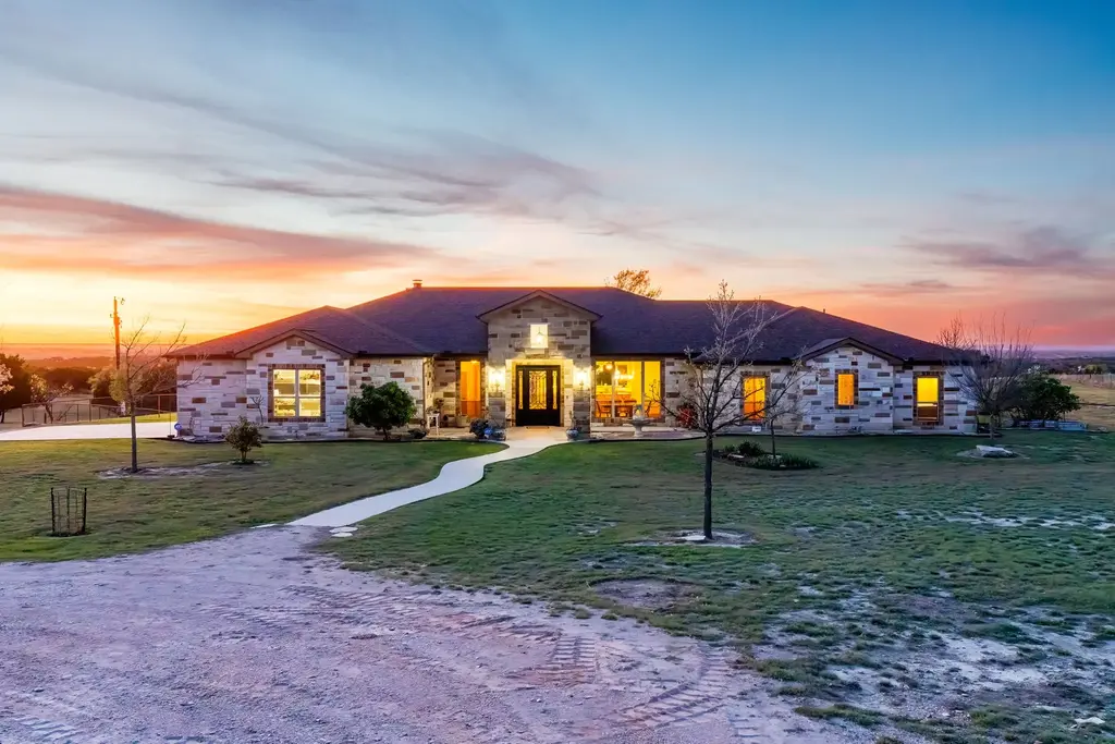 5450 County Road 101, Lampasas