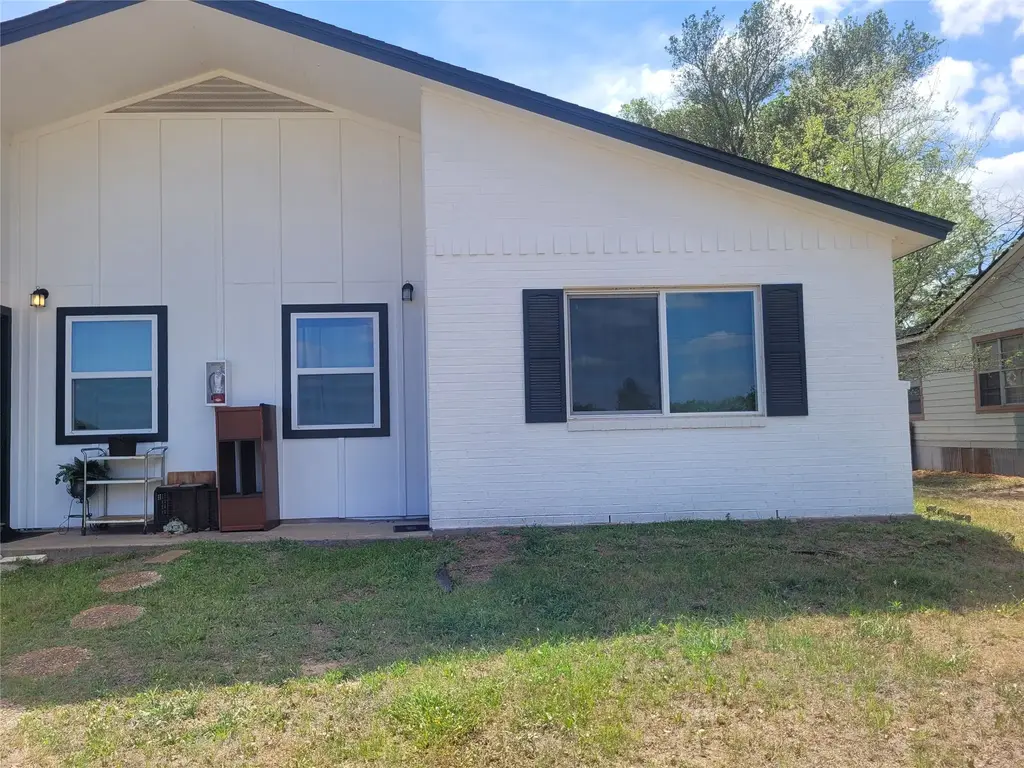 205 2nd Avenue 2, Smithville