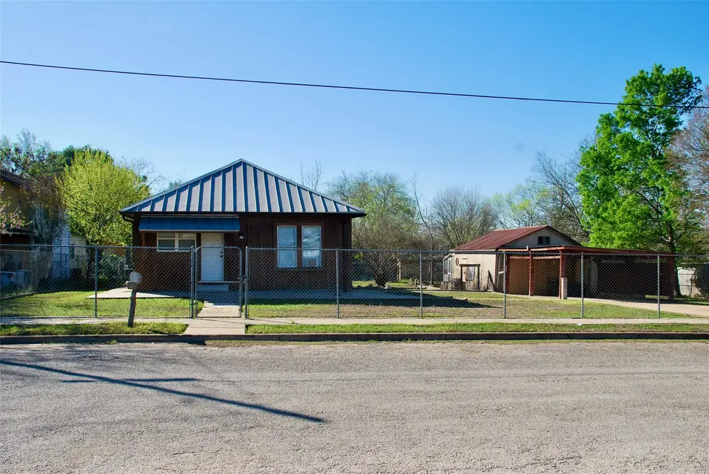 125 W Wallace Street, Gonzales
