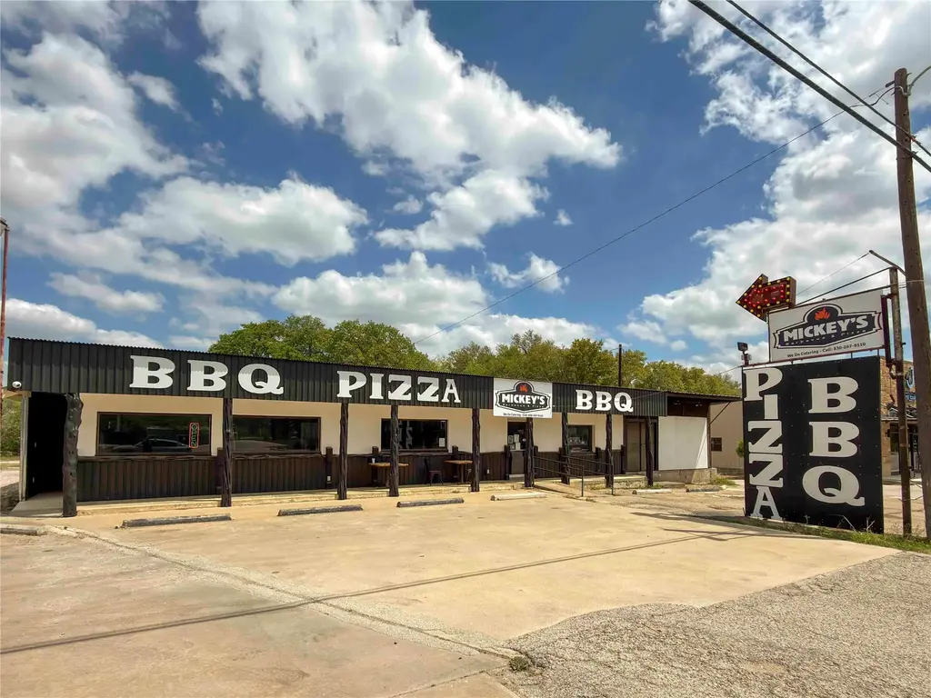211 S Us Highway 281, Johnson City
