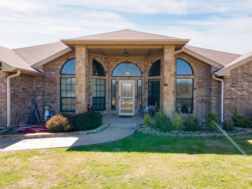 1467 County Road 4820, Kempner