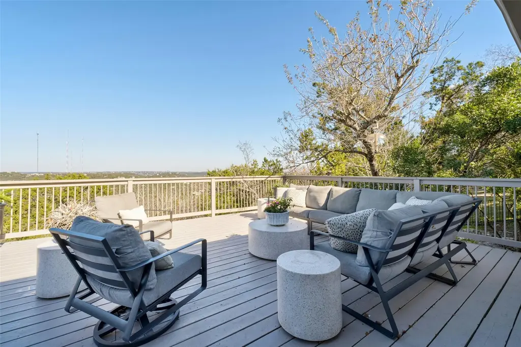 1000 Redbud Trail, West Lake Hills