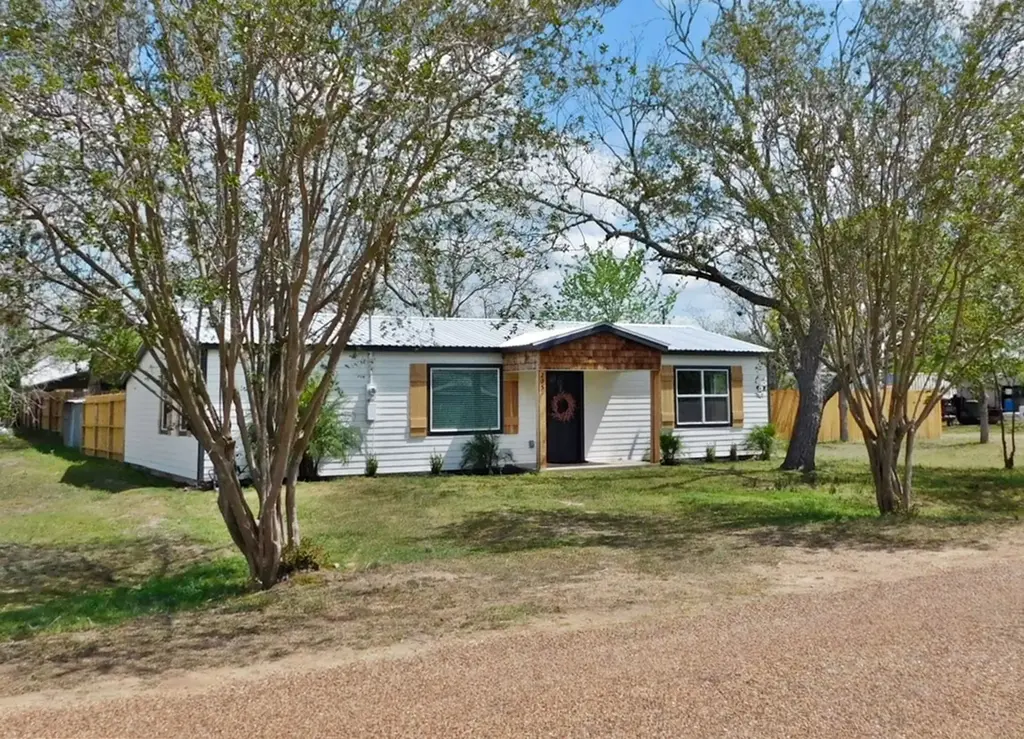 205 E Train Street, Ellinger
