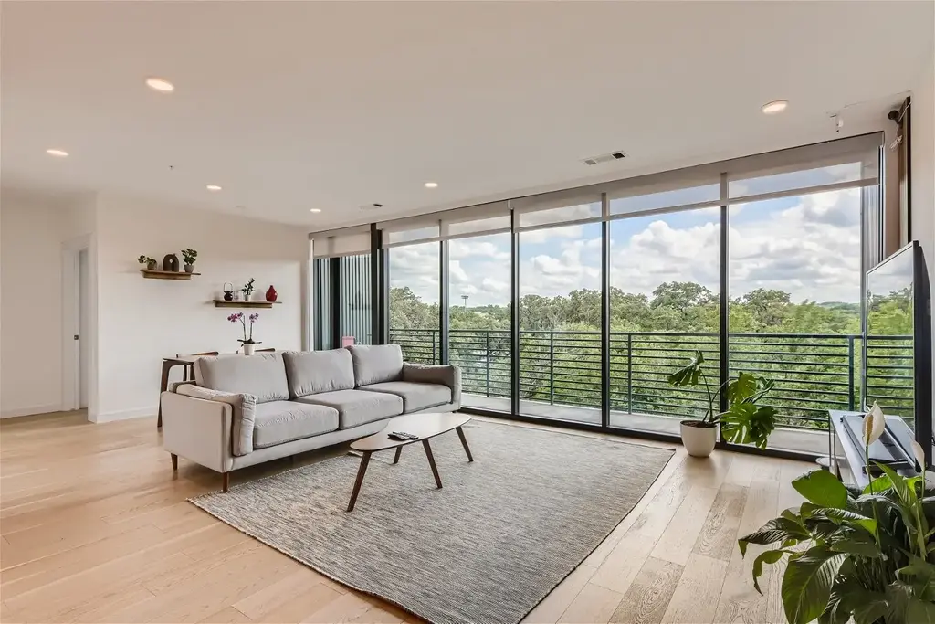 900 S 1st Street 421, Austin
