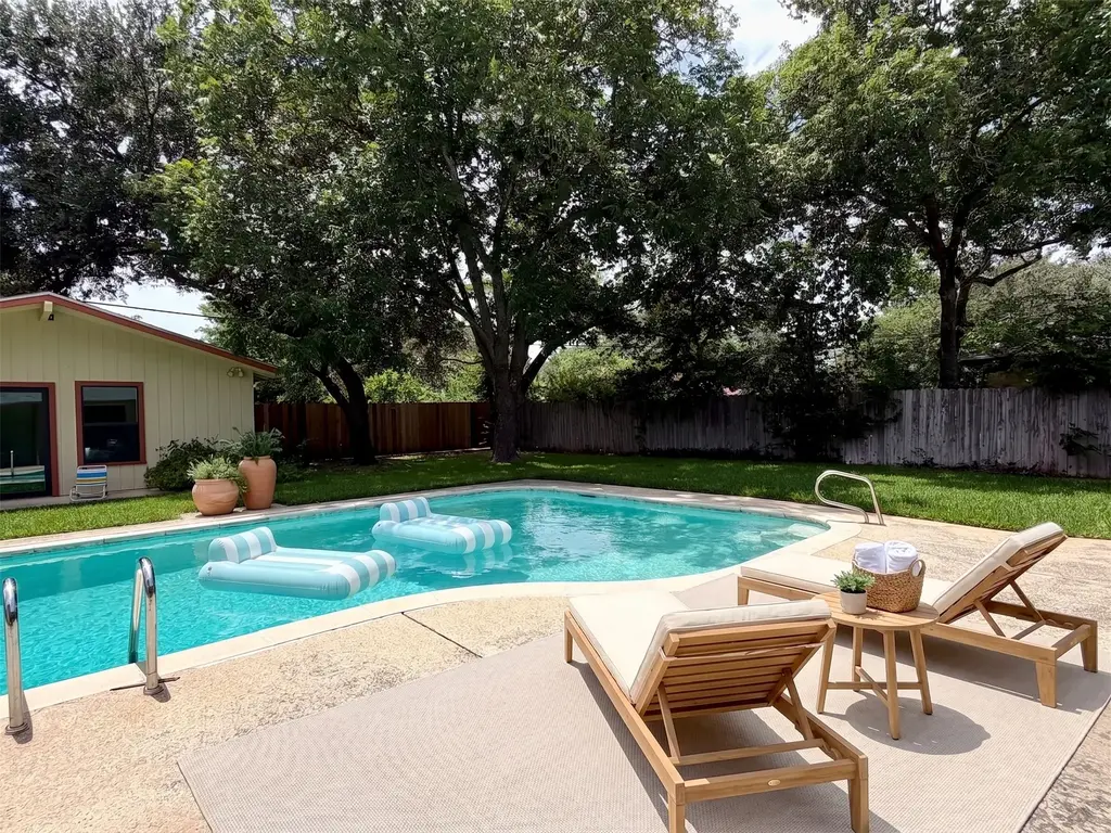 141 Oaklane Drive, Universal City