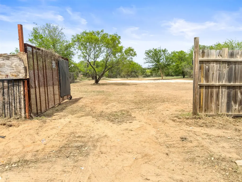 302 Seneca Drive, Burnet