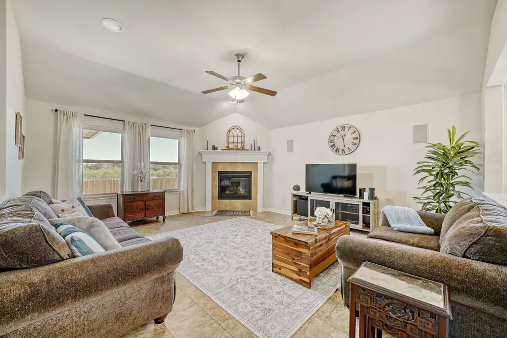 831 Oyster Creek, Buda