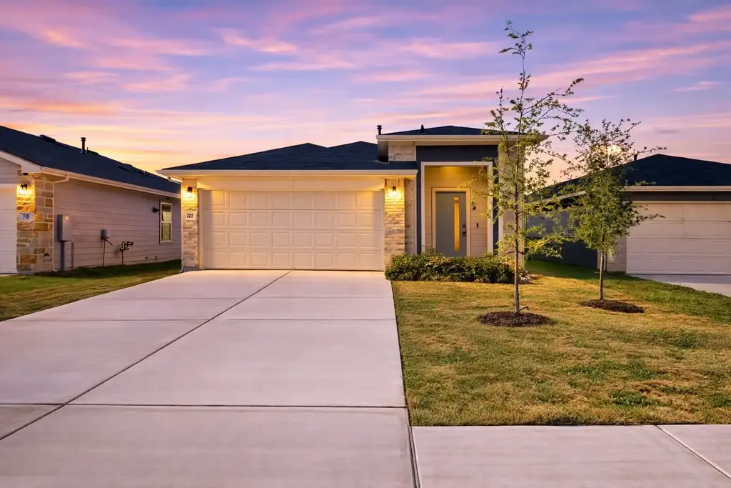 727 Gladiola Loop, Kyle