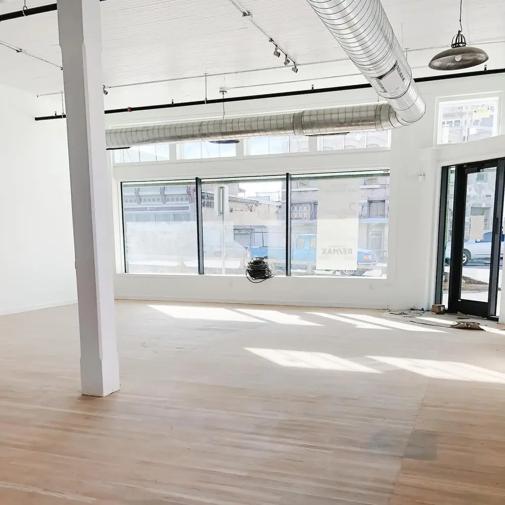 100 E 2nd Street, Taylor