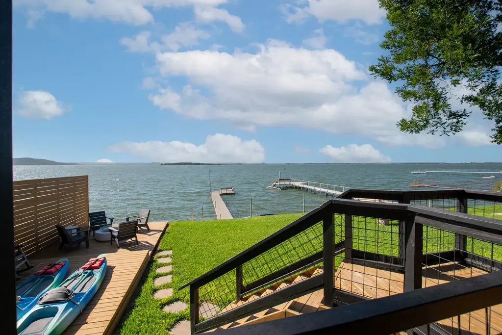 611 Lakeshore Loop, Tow