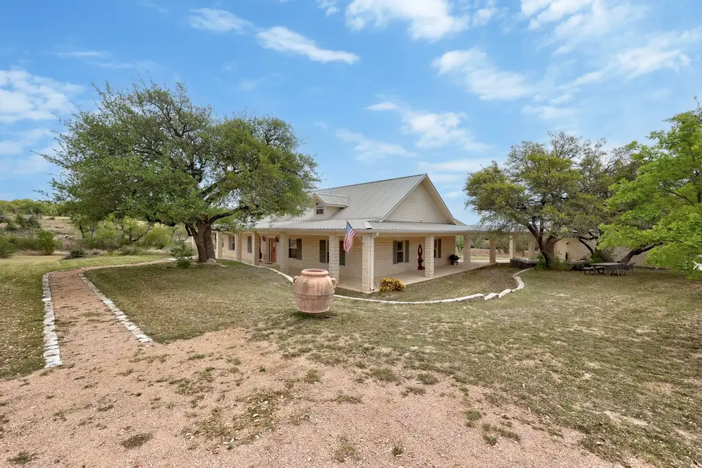301 Hall Lane, Spicewood