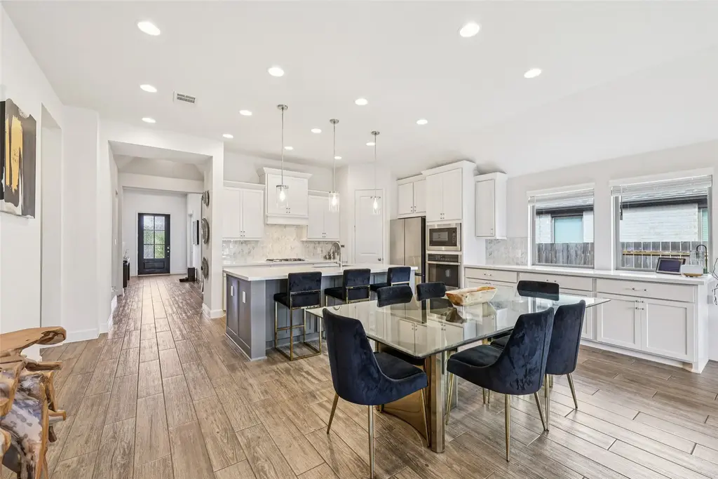 14521 Kira Lane, Manor
