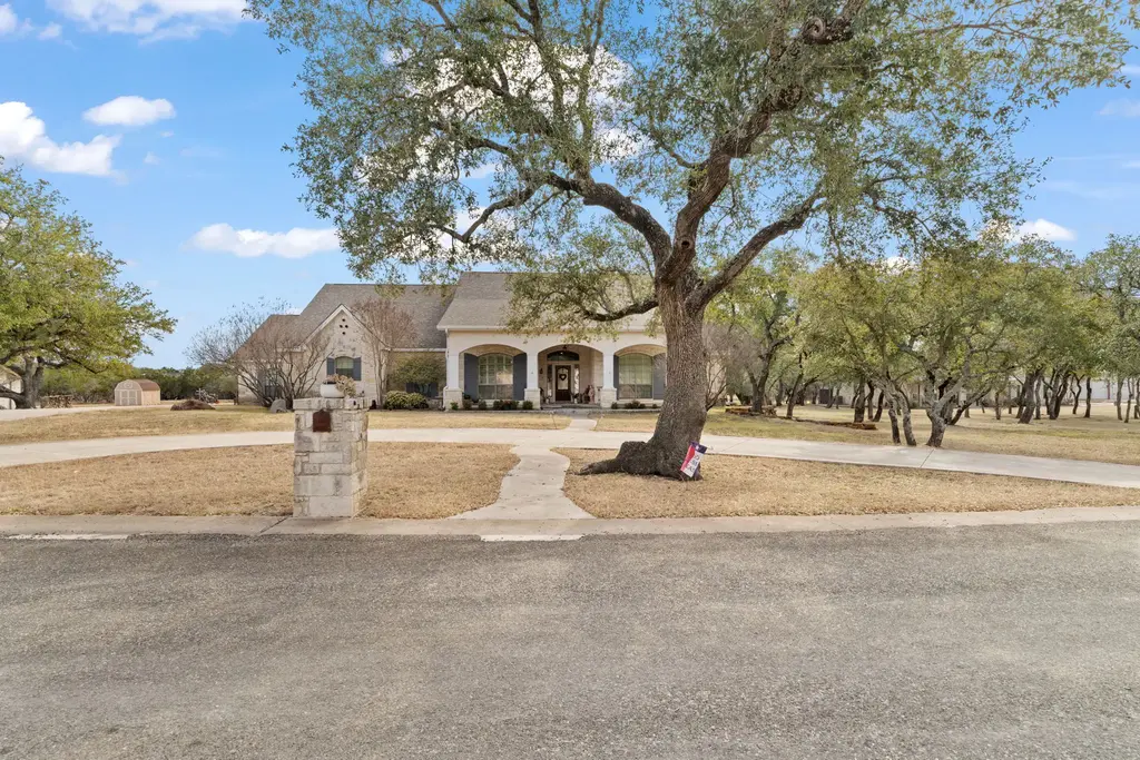 203 Circle Oaks Drive, Burnet