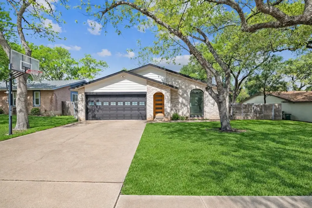 7504 Whispering Oaks Drive, Austin