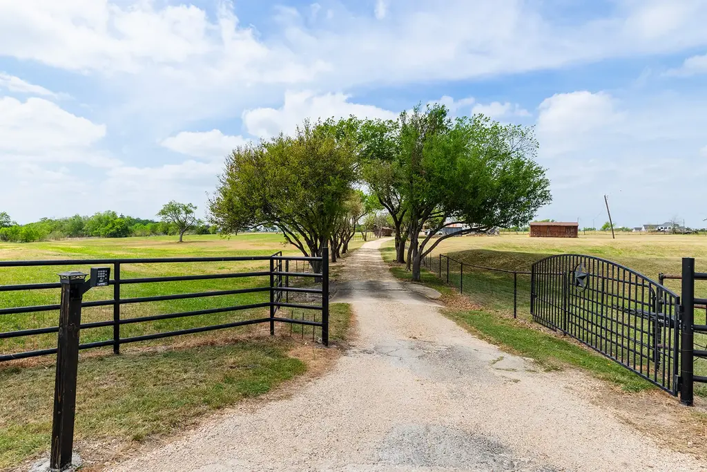 1001 Gravel Pit Road, Taylor