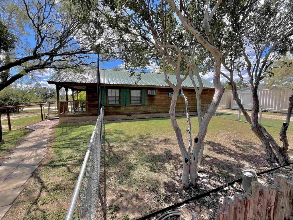 175 Elmer Road, Llano
