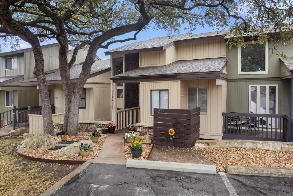 317 Venture Boulevard S, Point Venture