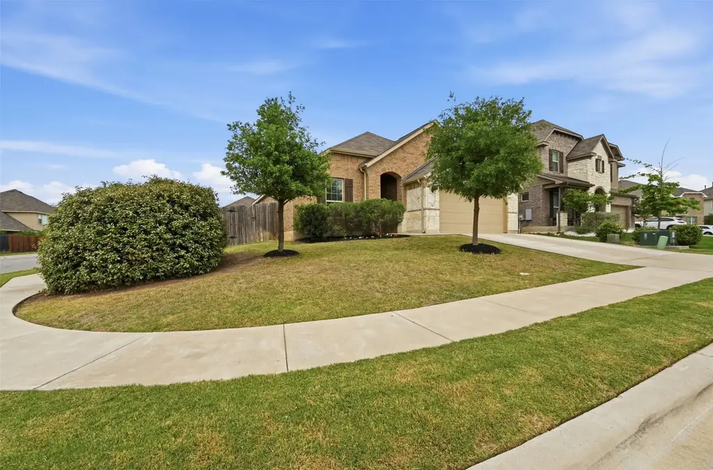 392 Algaroba Loop, Buda