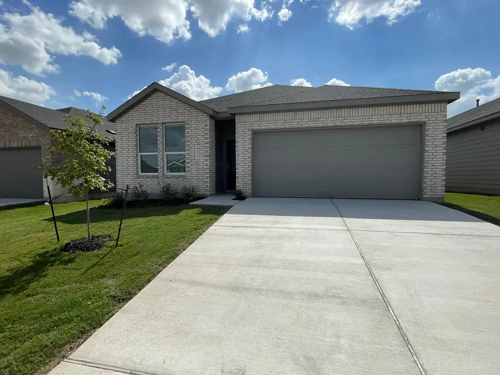433 Sormonne Loop, Kyle