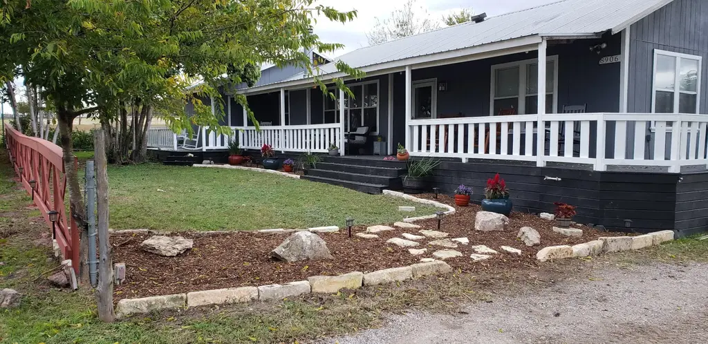 8906 Cele Road, Manor