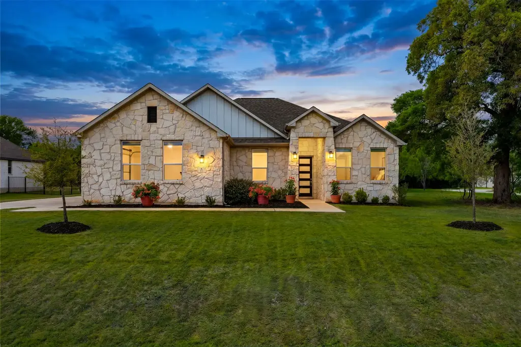 372 Raptor Beak Way, Cedar Creek