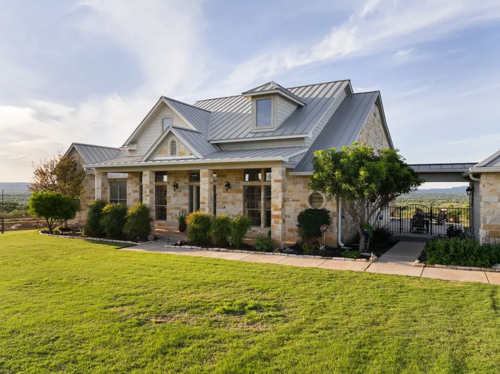 1130 Crownover Lane, Round Mountain