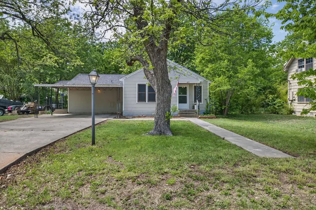621 S Main Street, Lockhart