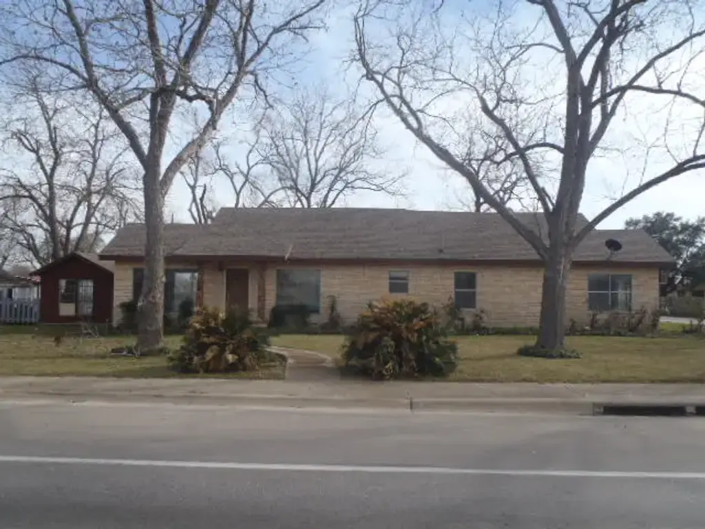 901 E Central Avenue, Nixon