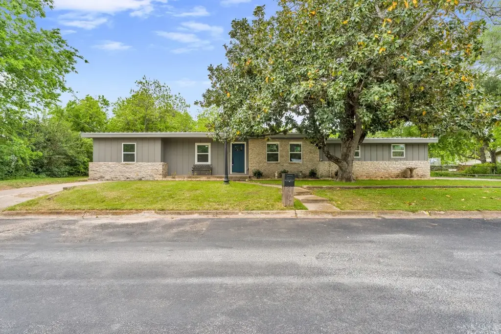 407 E Kerr Street, Burnet