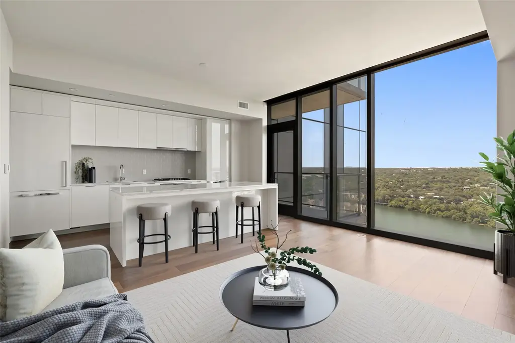44 East Avenue 2011, Austin