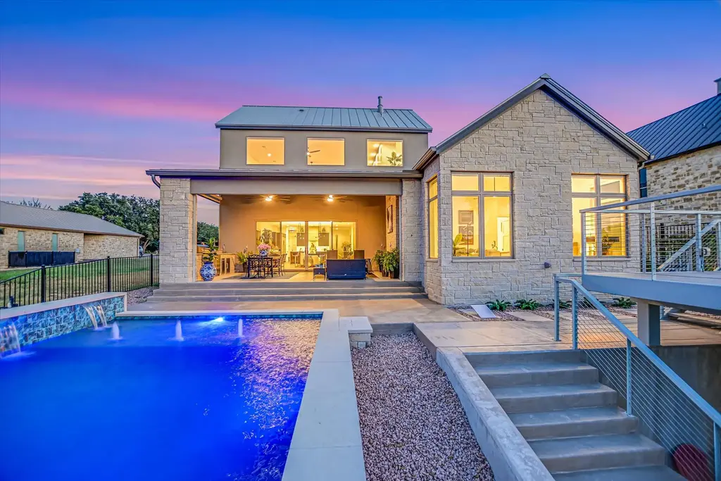 98 Wennmohs Place, Horseshoe Bay
